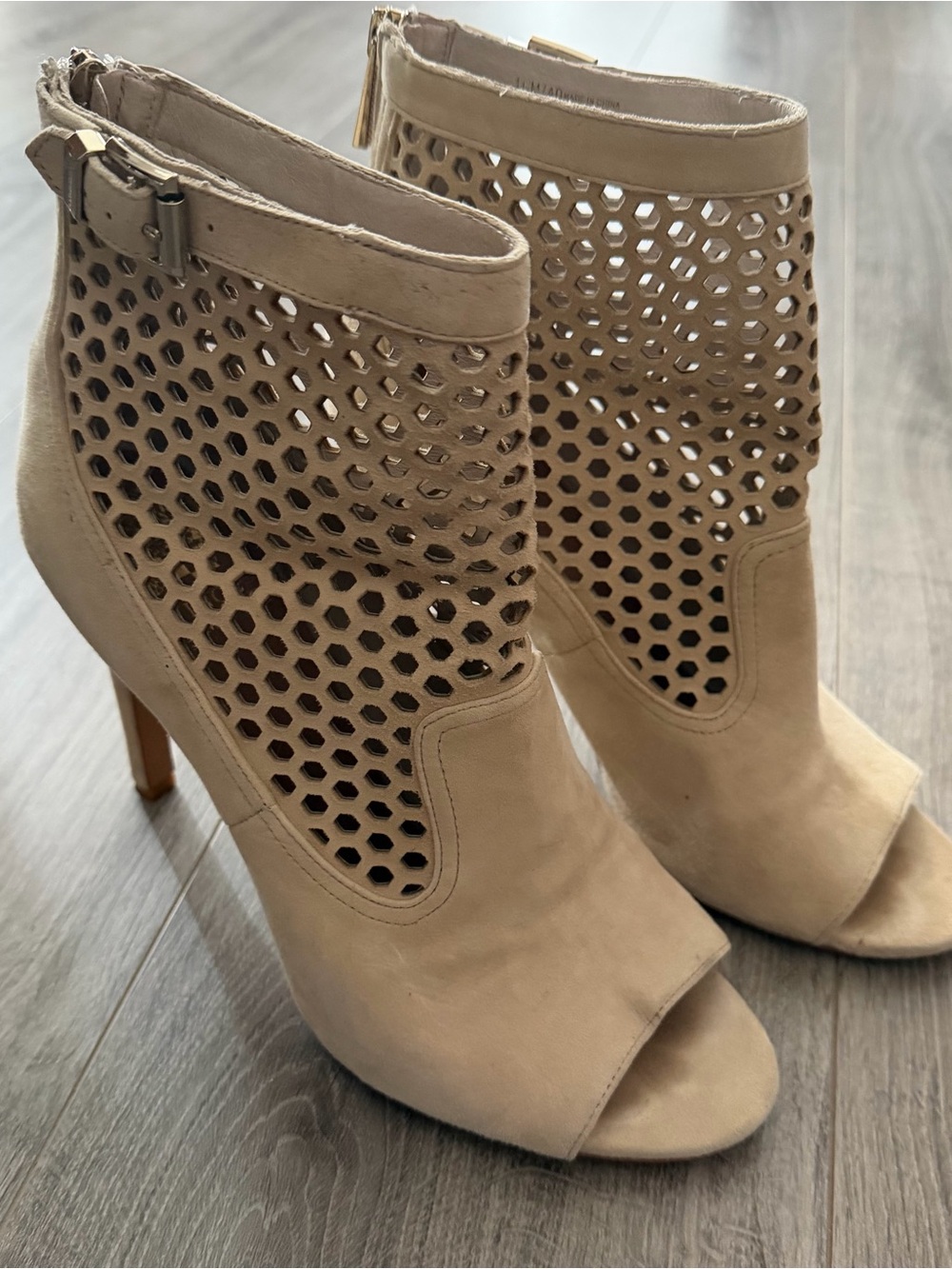 Vince Camuto Beige Perforated Peep-Toe Heeled Booties Sz 10